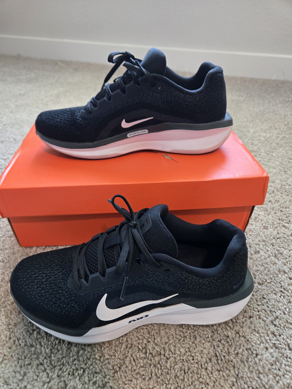 Nike Women's Winflo 11 Black and White Running Shoes Size 8